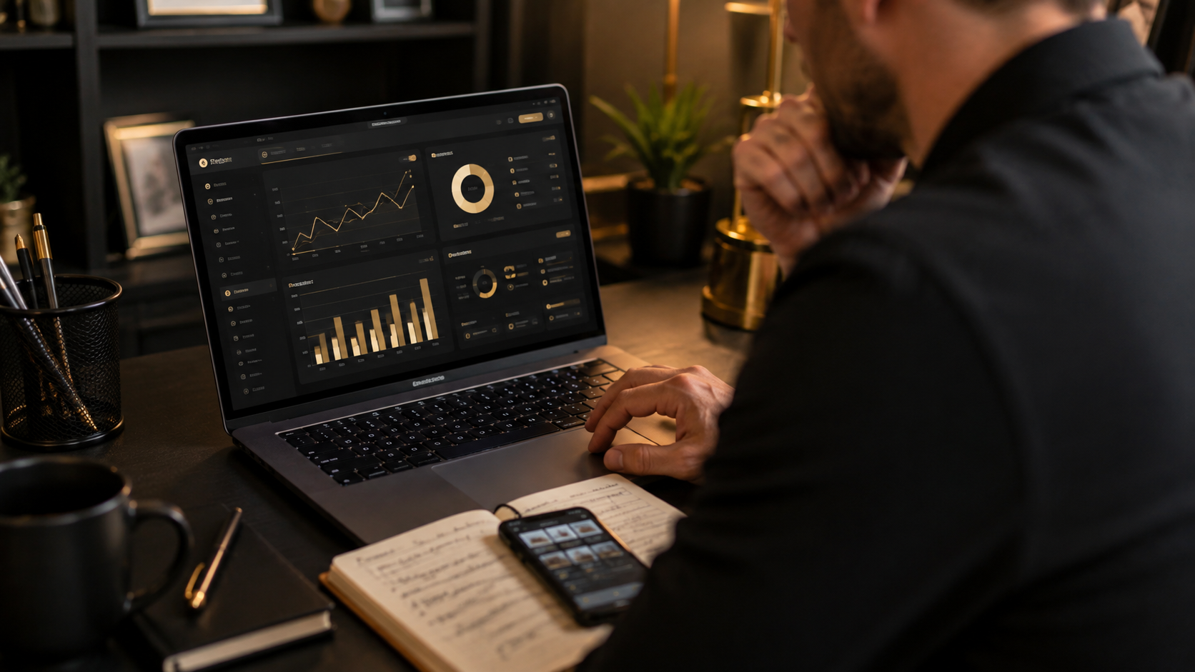 Empreendedor analisando métricas e provas de conversão em um laptop
